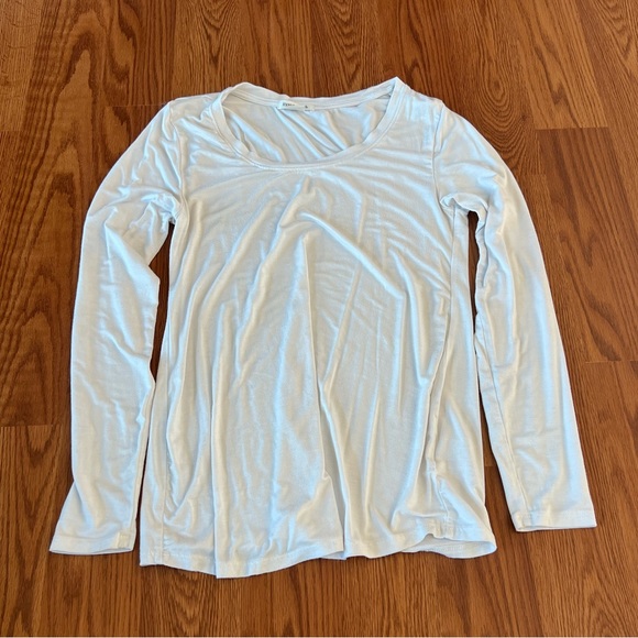 Ingrid & Isabel Maternity Scoop Neck Tee - Picture 2 of 6